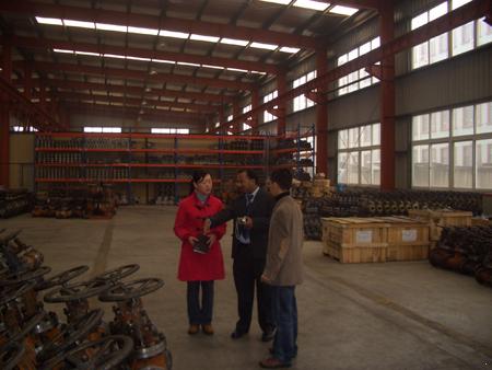 沙特客戶參觀生產(chǎn)車間