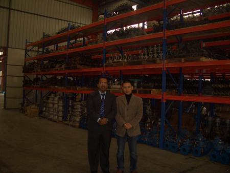 沙特客戶參觀產(chǎn)品倉庫