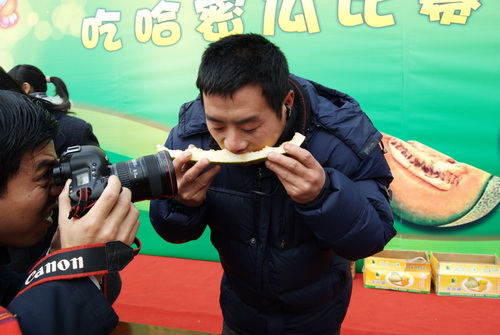 2011 年華亭鎮(zhèn)新春鬧元宵活動-吃哈密瓜比賽(圖六)