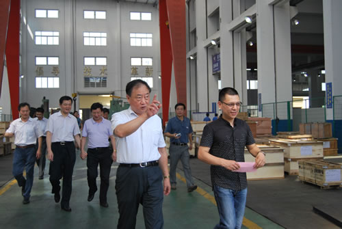 嘉定區(qū)委副書記曹一丁在滬工董事長(zhǎng)楊猛陪同下視察滬工新廠房