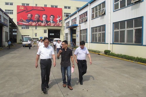 嘉定區(qū)委副書記曹一丁在滬工董事長(zhǎng)楊猛陪同下視察滬工廠區(qū)