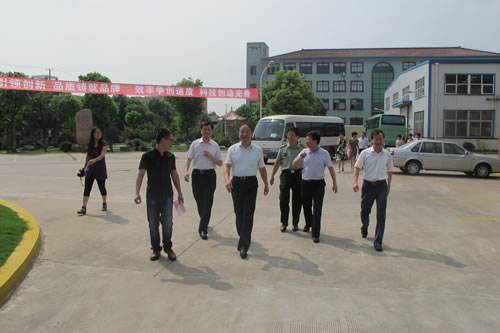 嘉定區(qū)委副書記曹一丁在滬工董事長(zhǎng)楊猛陪同下視察滬工廠區(qū)