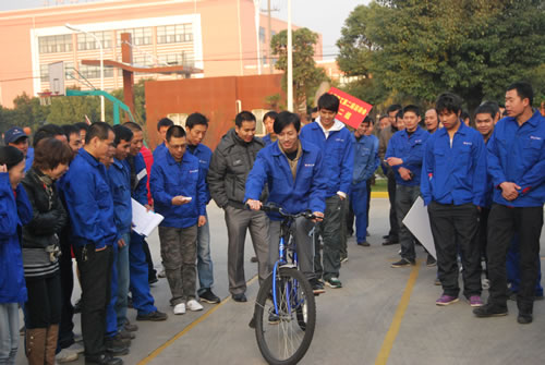 上海滬工閥門廠第二屆職工運動會自行車慢騎比賽(圖6)