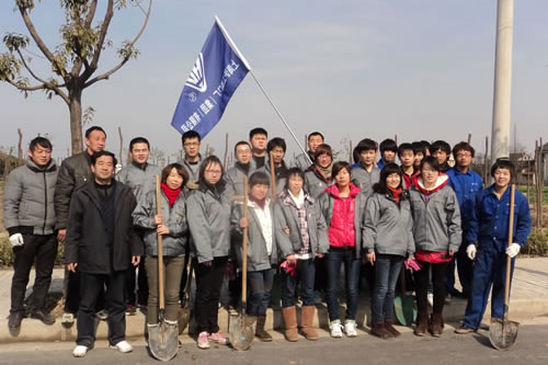 上海滬工閥門廠(集團(tuán))有限公司植樹造林小分隊(duì)(現(xiàn)場合影)