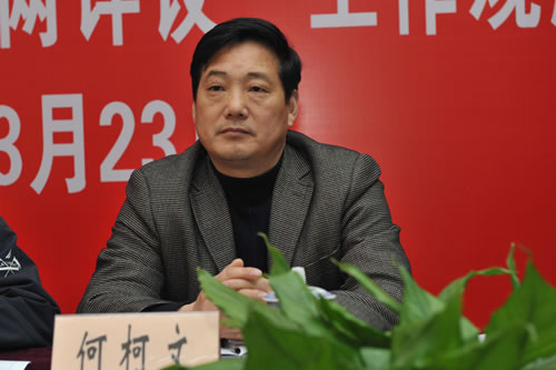 華亭鎮(zhèn)總工會(huì)主席何柯文