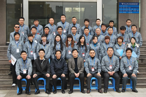 上海滬工閥門廠(集團(tuán))有限公司2012年職代會(huì)代表在行政樓前合影