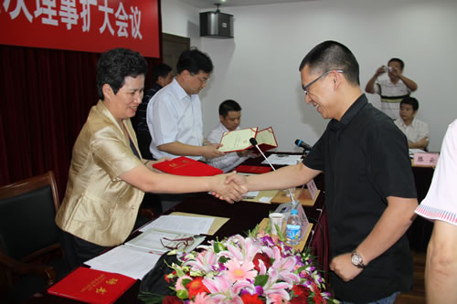 嘉定區(qū)區(qū)委常委、副區(qū)長(zhǎng)費(fèi)小妹女士為滬工董事長(zhǎng)楊猛頒發(fā)質(zhì)量協(xié)會(huì)副會(huì)長(zhǎng)證書