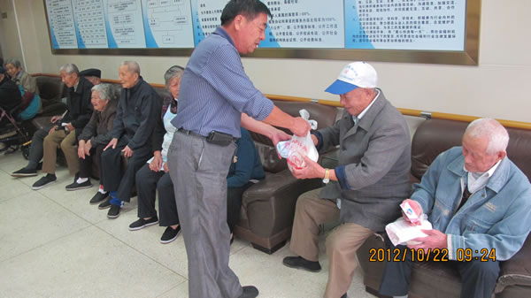 上海滬工閥門(mén)廠(集團(tuán))有限公司黨支部成員褚德祥同志為華亭敬老院的老人們發(fā)放節(jié)日禮品
