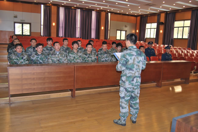 在訓(xùn)練基地里開展訓(xùn)練圖(1)