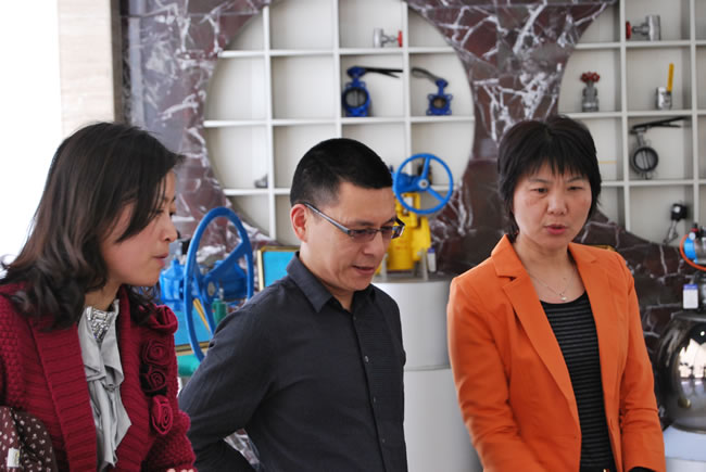 嘉定區(qū)社會(huì)工作黨委領(lǐng)導(dǎo)參觀我司榮譽(yù)展廳