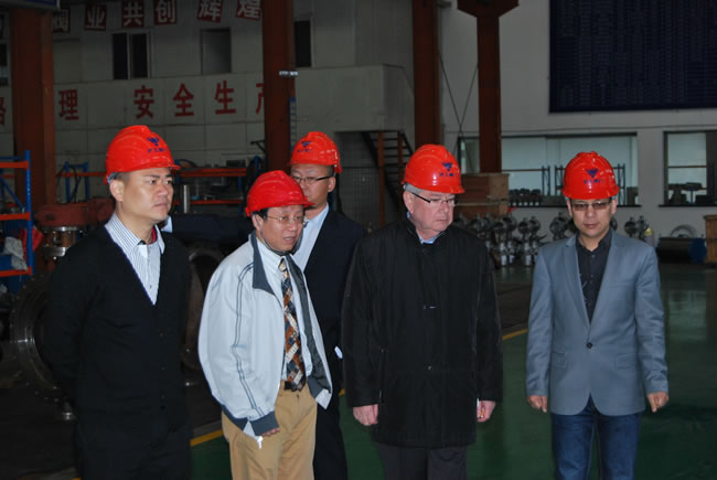 歐洲閥門(mén)協(xié)會(huì)主席皮埃爾先生參觀滬工閥門(mén)集團(tuán)生產(chǎn)車(chē)間
