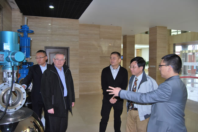 歐洲閥門(mén)協(xié)會(huì)主席皮埃爾先生參觀滬工閥門(mén)集團(tuán)產(chǎn)品展廳