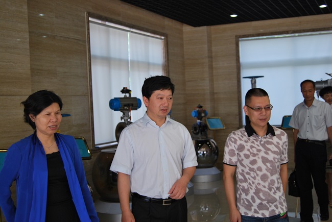 嘉定區(qū)組織部副部長陳杰在滬工閥門視察工作(圖1)