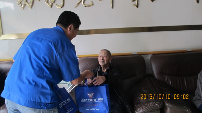 滬工閥門集團(tuán)工會主席林銀華給老人發(fā)送慰問品