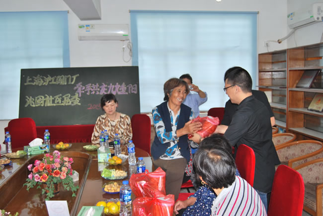 楊猛向居委會(huì)老人分發(fā)節(jié)日慰問(wèn)品