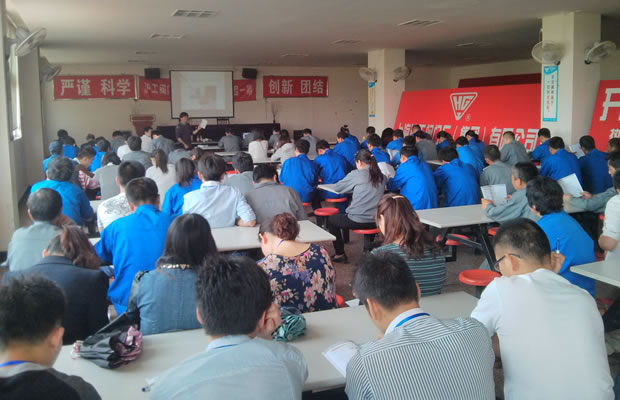 嘉定區(qū)安全辦為滬工閥門集團(tuán)員工作安全知識(shí)培訓(xùn)現(xiàn)場(chǎng)