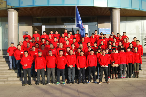 參加長跑活動(dòng)員工出發(fā)前在公司大樓前合影