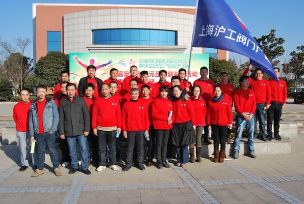 活動(dòng)結(jié)束后部分員工在華亭鎮(zhèn)社區(qū)文化活動(dòng)中心活動(dòng)現(xiàn)場合影