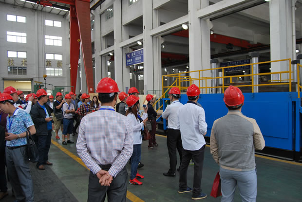 上海滬工閥門廠集團(tuán)全國(guó)優(yōu)秀經(jīng)銷商座談會(huì)參會(huì)代表參觀公司生產(chǎn)加工車間(圖 2)