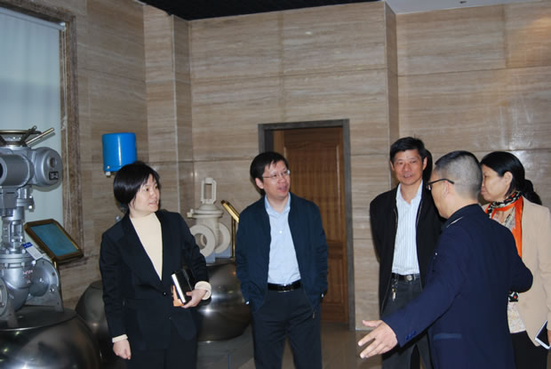 嘉定區(qū)社工委書(shū)記葛影敏視察滬工閥門(mén)(2)