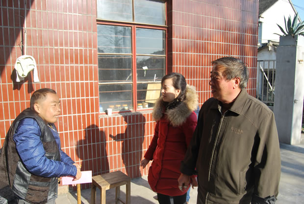 滬工閥門結(jié)對(duì)慰問(wèn)尿毒癥病人高志超(圖1)