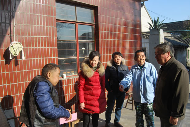 滬工閥門結(jié)對(duì)慰問(wèn)尿毒癥病人高志超(圖2)