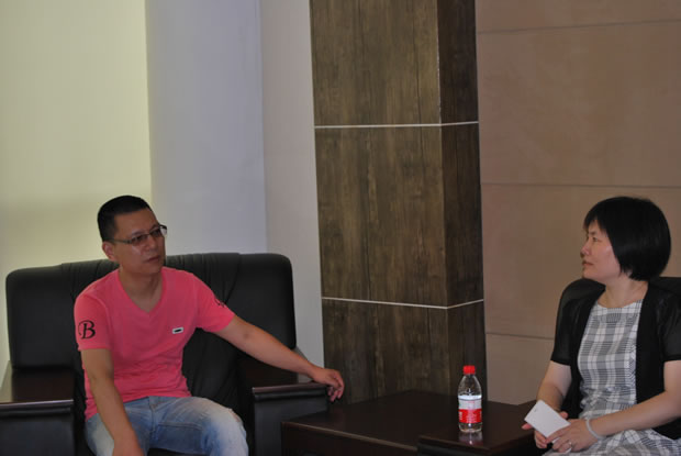 嘉定區(qū)社會(huì)工作委員會(huì)書記葛影敏來我公司高溫慰問