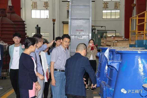 嘉定區(qū)經(jīng)委前來上海滬工閥門廠進(jìn)行調(diào)研(圖2)