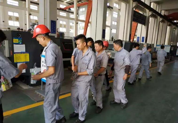 華亭鎮(zhèn)總工會(huì)前來(lái)上海滬工閥門(mén)廠慰問(wèn)一線職工(圖3)