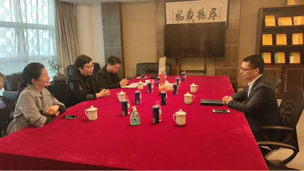 華亭鎮(zhèn)黨委書記何蓉走訪調(diào)研上海滬工閥門廠(圖1)